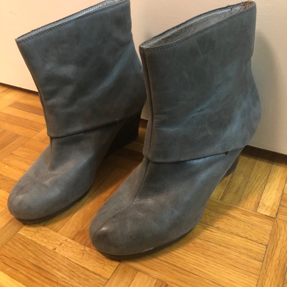 Le Saunda Leather Wedge Booties - Picture 2 of 11